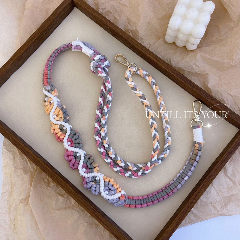 Šnura za mobitel s gradijentnim ružičastim uzorkom, ručno pletena; materijal legura; proljeće 2025; originalni dizajn s privjeskom za ključeve