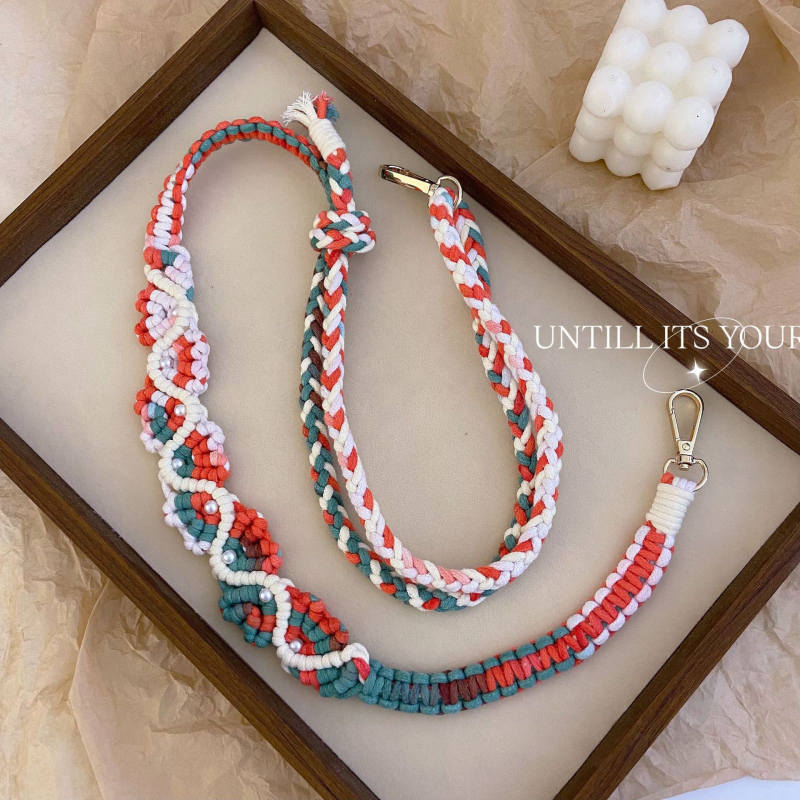 Šnura za mobitel s gradijentnim ružičastim uzorkom, ručno pletena; materijal legura; proljeće 2025; originalni dizajn s privjeskom za ključeve