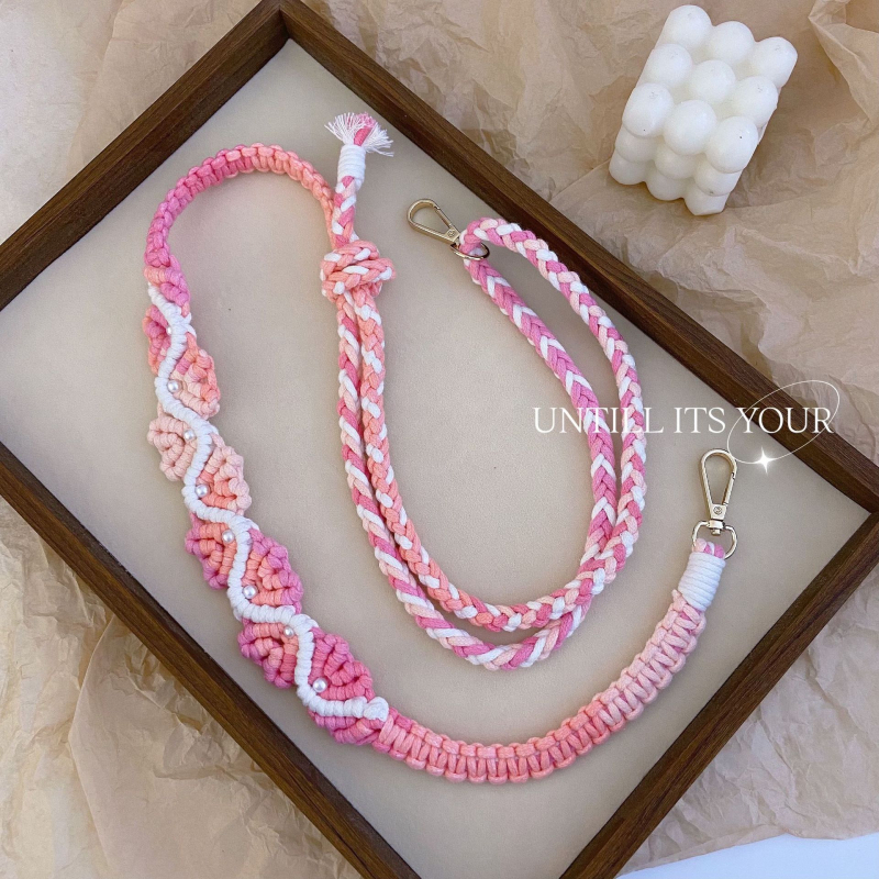 Šnura za mobitel s gradijentnim ružičastim uzorkom, ručno pletena; materijal legura; proljeće 2025; originalni dizajn s privjeskom za ključeve