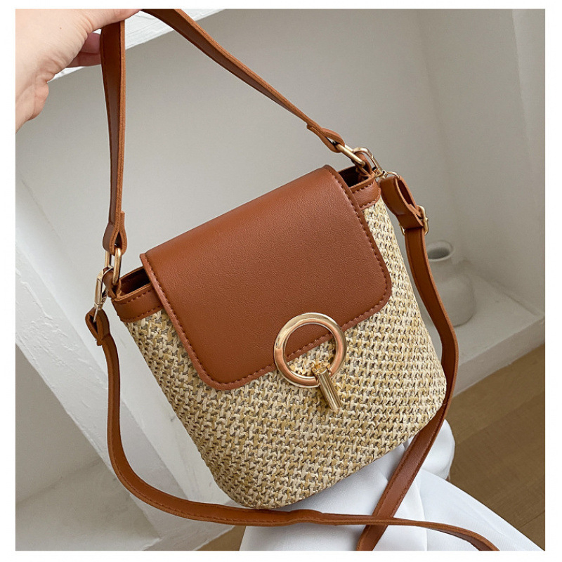 Ženska crossbody torbica – urbana jednostavnost, slamnat materijal, okrugli oblik, zaključavanje, pretinac za telefon iznutra
