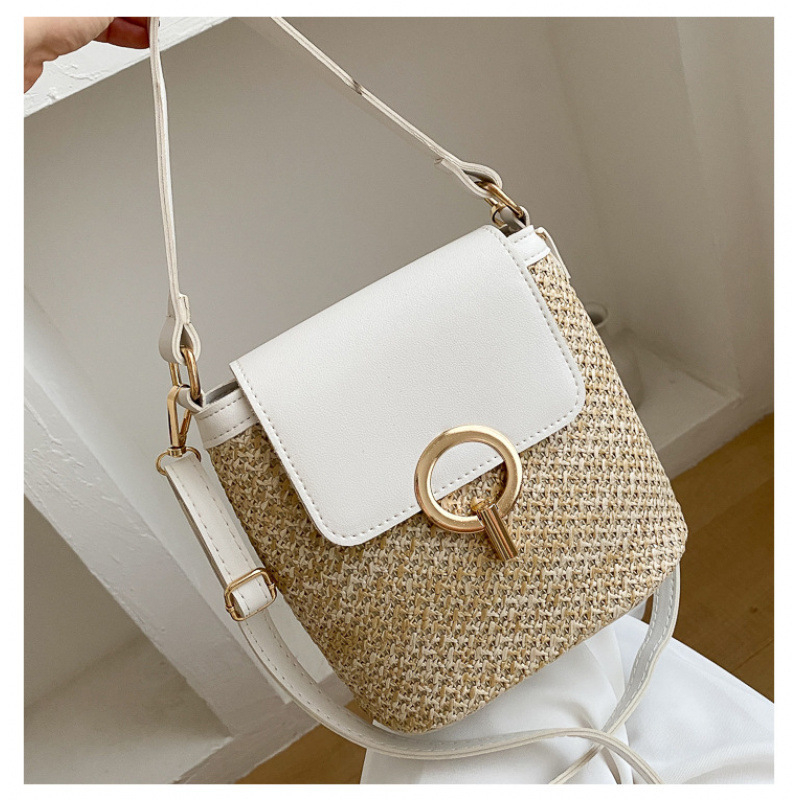 Ženska crossbody torbica – urbana jednostavnost, slamnat materijal, okrugli oblik, zaključavanje, pretinac za telefon iznutra
