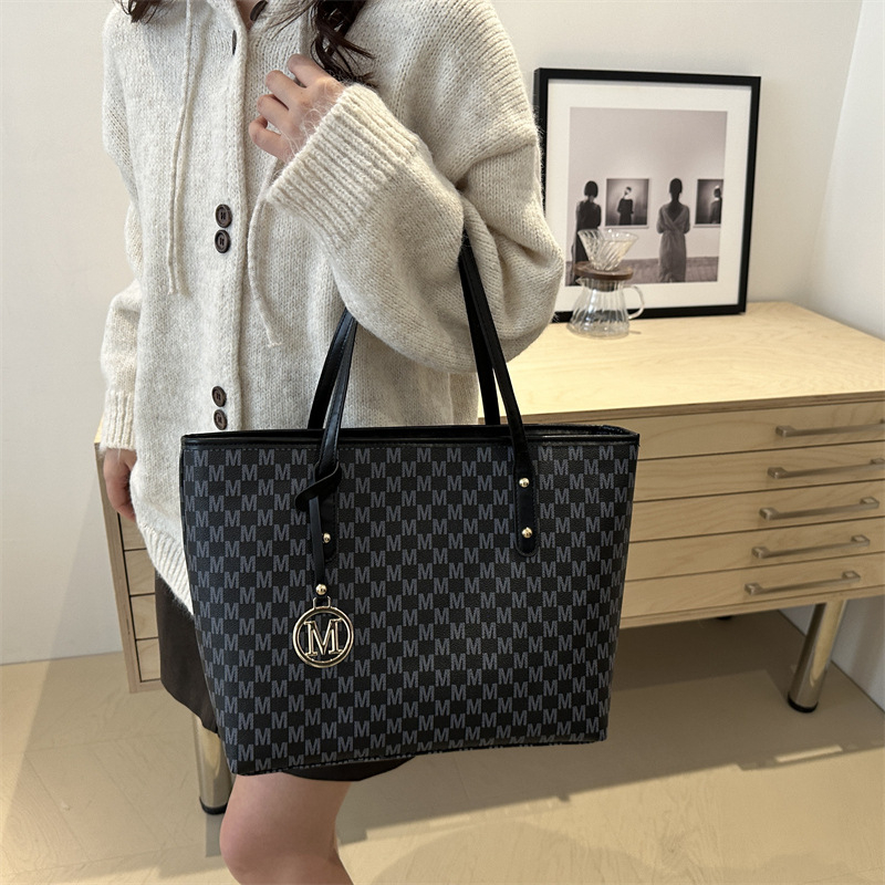 Tote torba, PU koža, horizontalni kvadratni oblik, zatvaranje zipom, džep za telefon, dvostruke naramenice