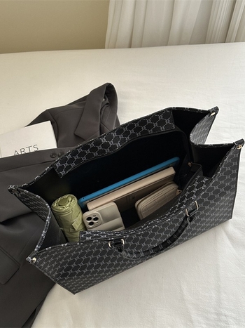 Utcai divat stílusú tote táska, PU anyag, cipzár, telefontartó zseb, poliészter bélés