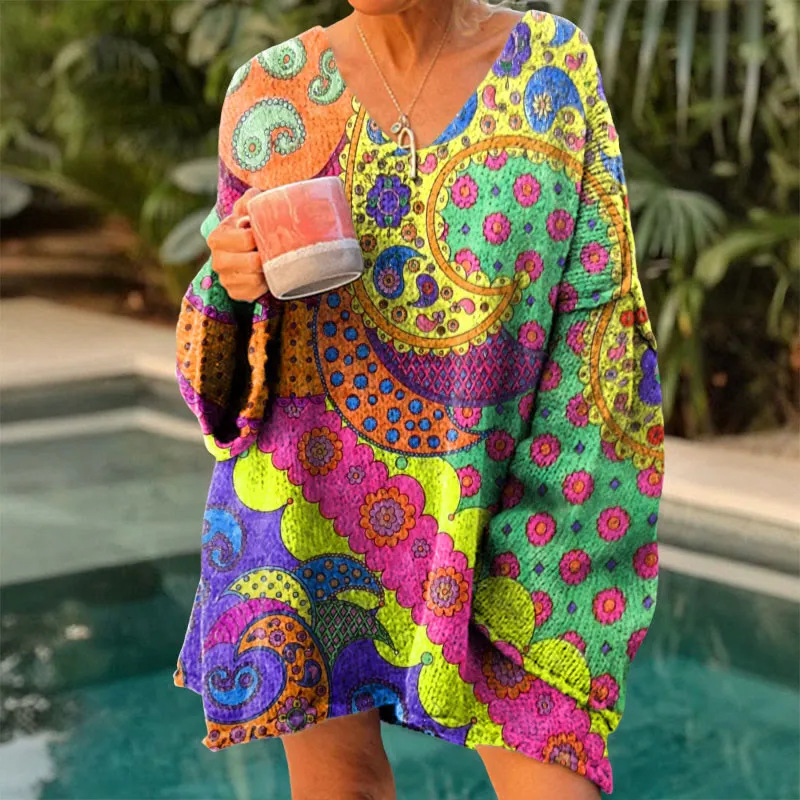 Pulover s V-dekolteom, slobodan kroj, dugi rukavi, srednje duljine 65–80 cm, 95% poliester, pleteni materijal 300 g/m², digitalni tisak