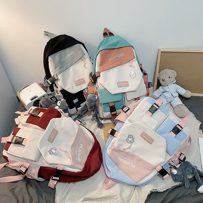 Rucsac cu design cu mai multe buzunare, material nylon, capacitate 20–35 L, închidere cu fermoar, impermeabil și rezistent la uzură.