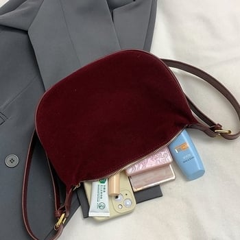 Dumpling torba za nošenje preko ramena — velur materijal, street trend stil, oblik dumpling, zatvaranje na zip, poliester podstava, unutarnji džep sa zipom