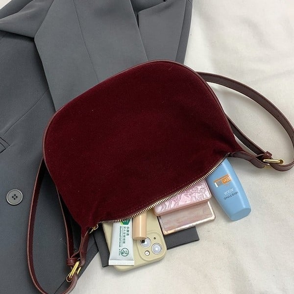 Dumpling torba za nošenje preko ramena — velur materijal, street trend stil, oblik dumpling, zatvaranje na zip, poliester podstava, unutarnji džep sa zipom