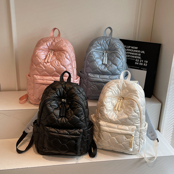 Ruksak u gradsko-stilskom dizajnu od najlona, unutarnje pregrade za telefon i osobnu iskaznicu, zatvaranje na zip, vodootporan.