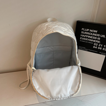 Ruksak u gradsko-stilskom dizajnu od najlona, unutarnje pregrade za telefon i osobnu iskaznicu, zatvaranje na zip, vodootporan.