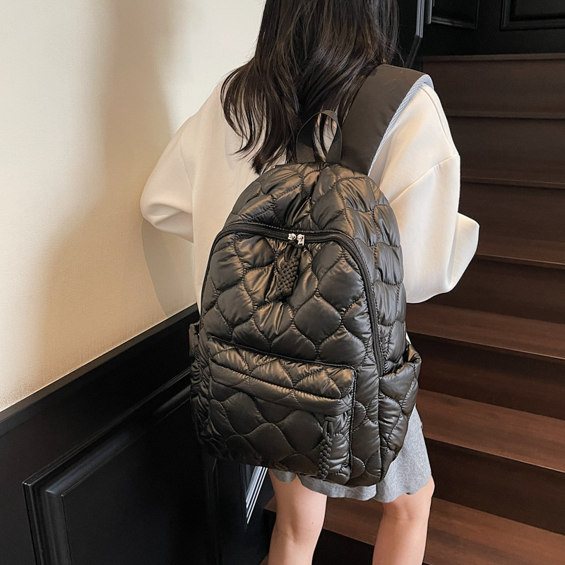 Ruksak u gradsko-stilskom dizajnu od najlona, unutarnje pregrade za telefon i osobnu iskaznicu, zatvaranje na zip, vodootporan.