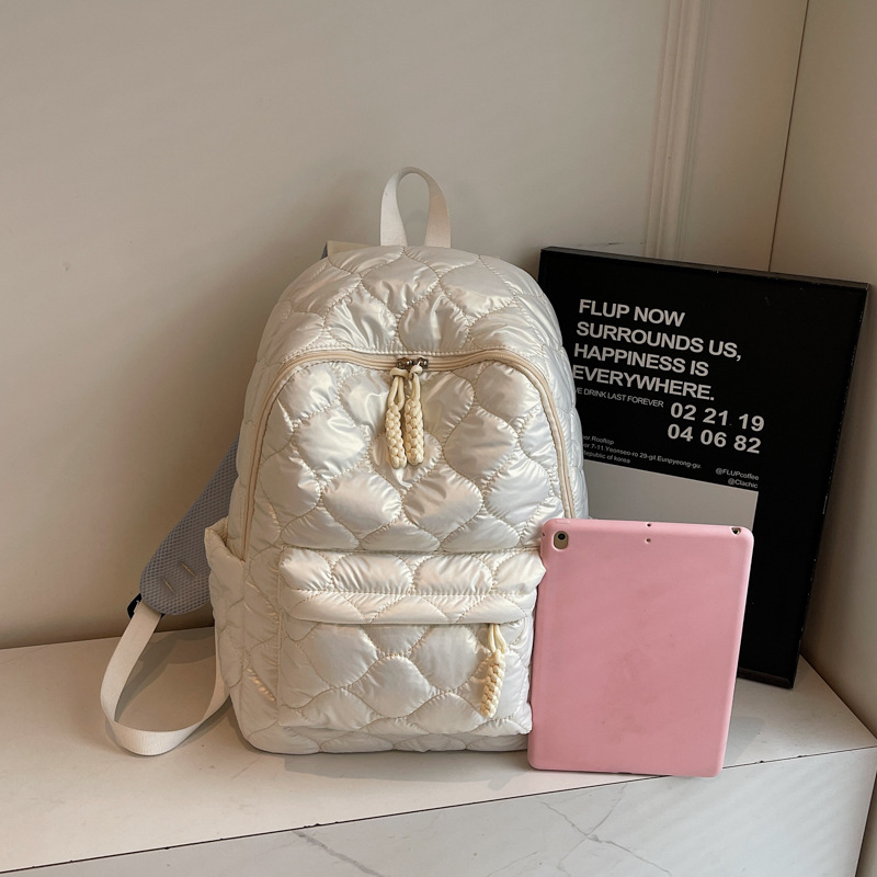 Ruksak u gradsko-stilskom dizajnu od najlona, unutarnje pregrade za telefon i osobnu iskaznicu, zatvaranje na zip, vodootporan.