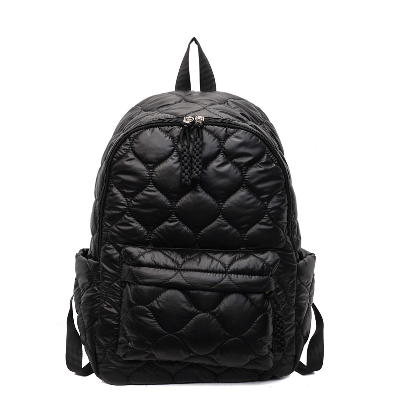 Ruksak u gradsko-stilskom dizajnu od najlona, unutarnje pregrade za telefon i osobnu iskaznicu, zatvaranje na zip, vodootporan.