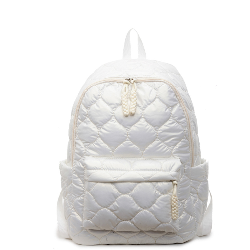 Ruksak u gradsko-stilskom dizajnu od najlona, unutarnje pregrade za telefon i osobnu iskaznicu, zatvaranje na zip, vodootporan.