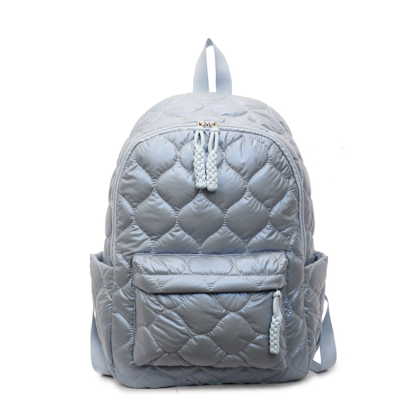 Ruksak u gradsko-stilskom dizajnu od najlona, unutarnje pregrade za telefon i osobnu iskaznicu, zatvaranje na zip, vodootporan.