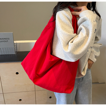 Najlon Tote torba u obliku dumplinga, zatvarač, unutarnji skriveni džep sa zipom, najlonska podstava, jedna naramenica, velika kapaciteta