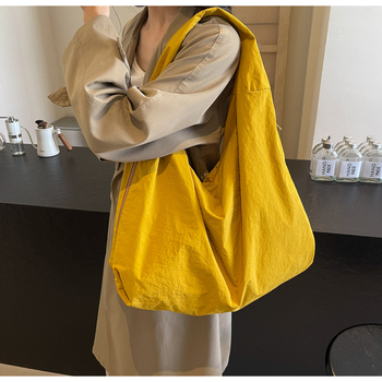 Najlon Tote torba u obliku dumplinga, zatvarač, unutarnji skriveni džep sa zipom, najlonska podstava, jedna naramenica, velika kapaciteta