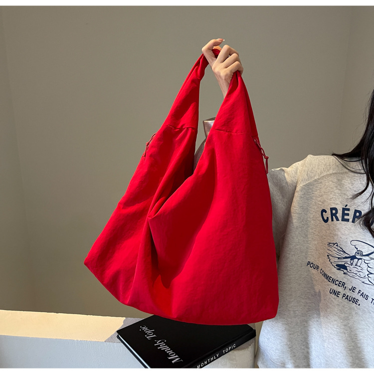 Najlon Tote torba u obliku dumplinga, zatvarač, unutarnji skriveni džep sa zipom, najlonska podstava, jedna naramenica, velika kapaciteta