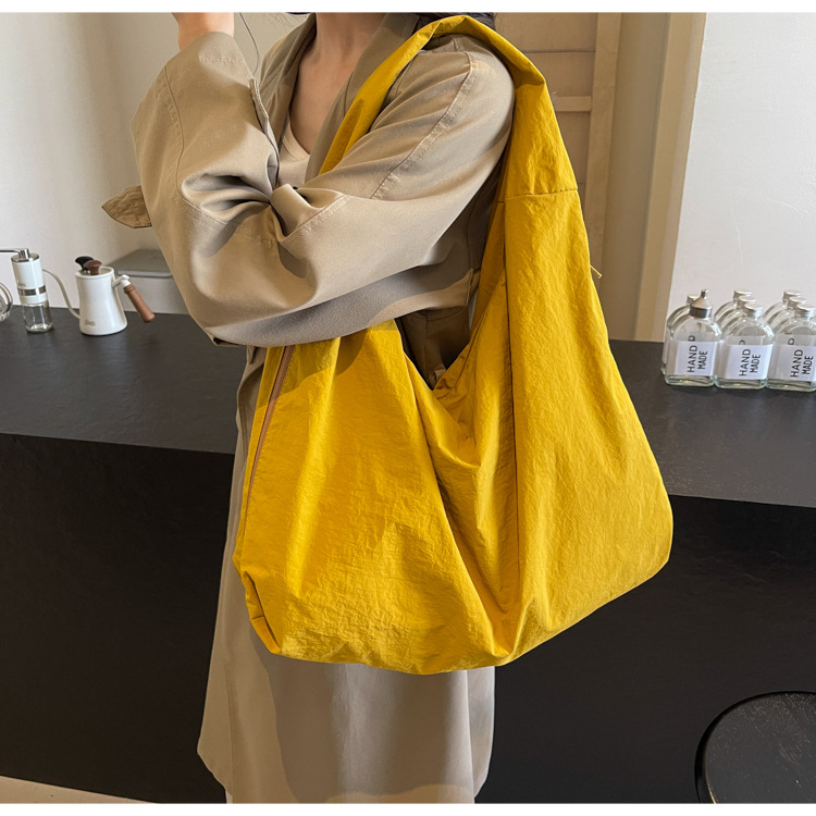 Najlon Tote torba u obliku dumplinga, zatvarač, unutarnji skriveni džep sa zipom, najlonska podstava, jedna naramenica, velika kapaciteta