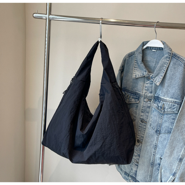 Najlon Tote torba u obliku dumplinga, zatvarač, unutarnji skriveni džep sa zipom, najlonska podstava, jedna naramenica, velika kapaciteta