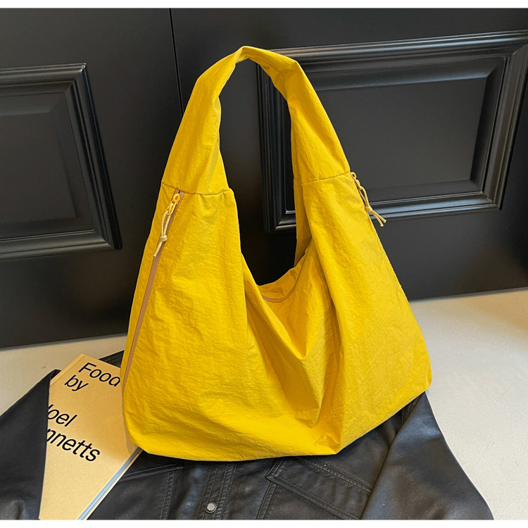 Najlon Tote torba u obliku dumplinga, zatvarač, unutarnji skriveni džep sa zipom, najlonska podstava, jedna naramenica, velika kapaciteta