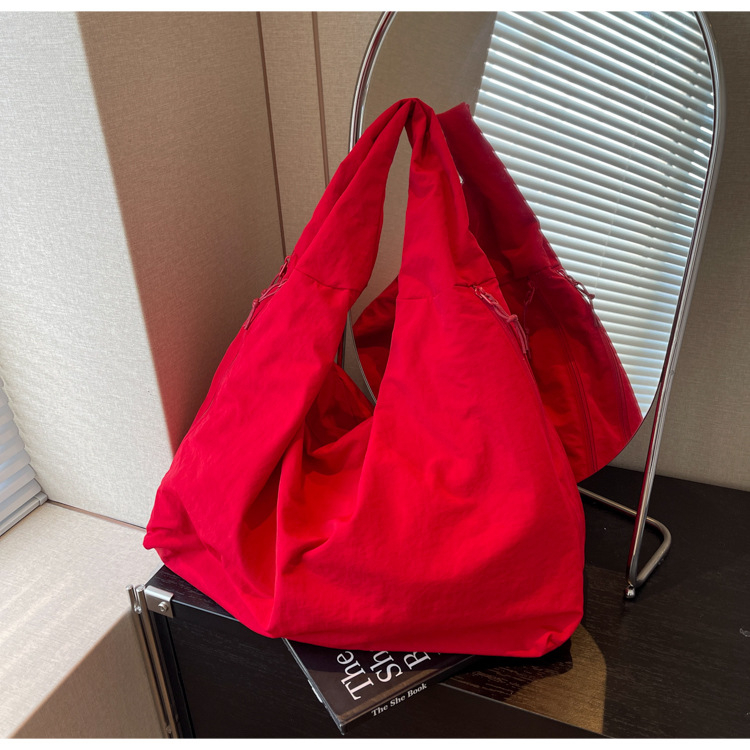 Najlon Tote torba u obliku dumplinga, zatvarač, unutarnji skriveni džep sa zipom, najlonska podstava, jedna naramenica, velika kapaciteta