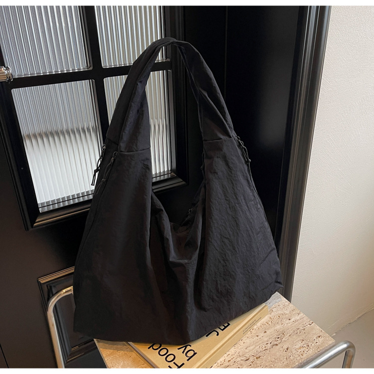 Najlon Tote torba u obliku dumplinga, zatvarač, unutarnji skriveni džep sa zipom, najlonska podstava, jedna naramenica, velika kapaciteta