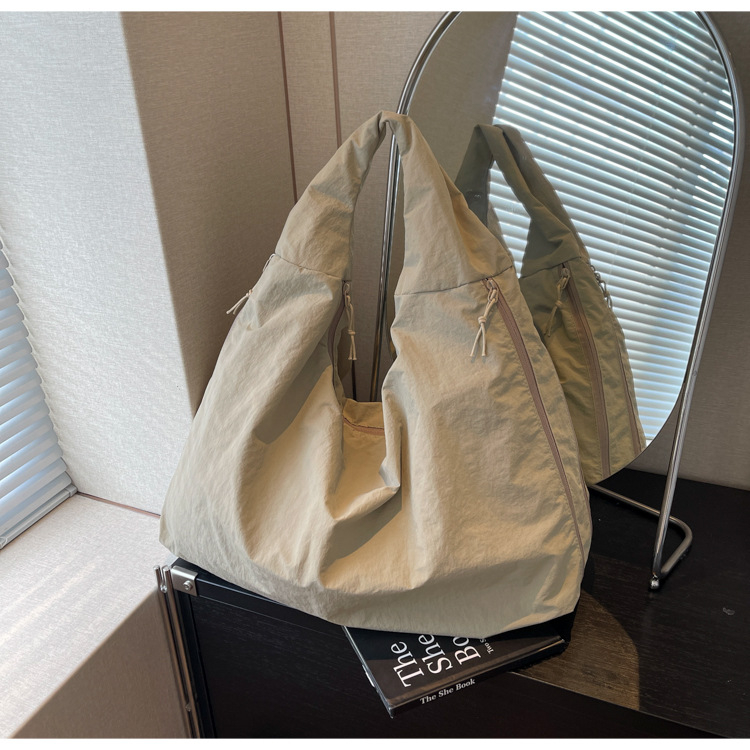 Najlon Tote torba u obliku dumplinga, zatvarač, unutarnji skriveni džep sa zipom, najlonska podstava, jedna naramenica, velika kapaciteta