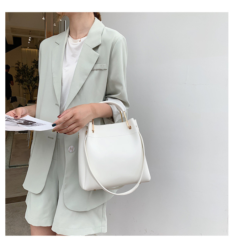 PU-ból készült vödör alakú női válltáska - cipzáras záródás, belső zsebek telefonhoz és személyi igazolványhoz, vállon viselhető