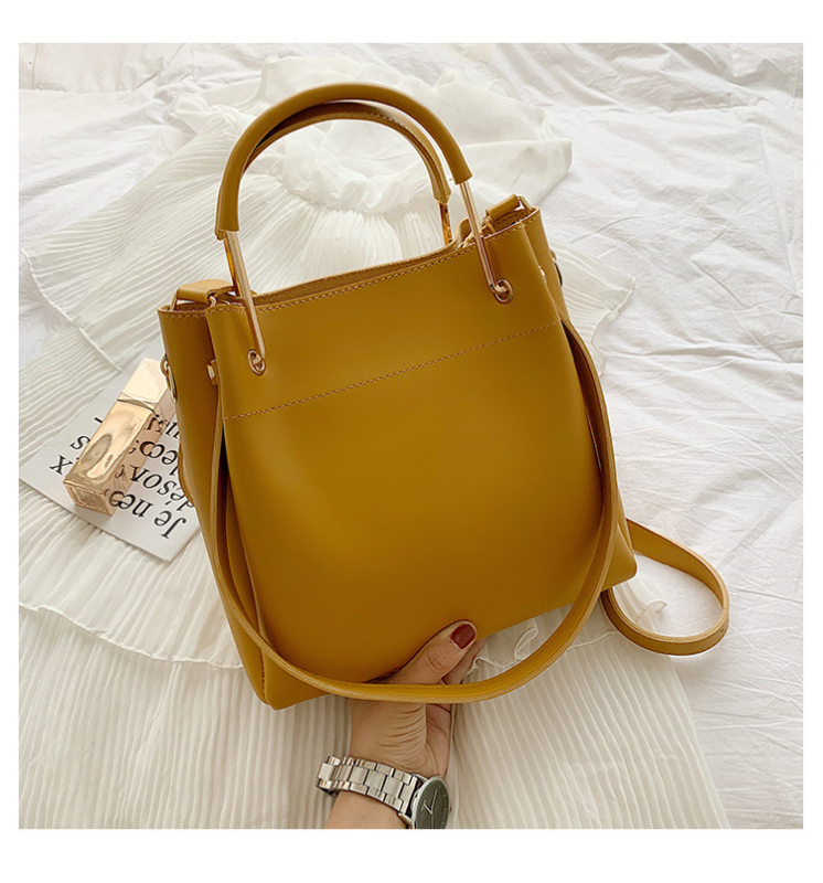 PU-ból készült vödör alakú női válltáska - cipzáras záródás, belső zsebek telefonhoz és személyi igazolványhoz, vállon viselhető