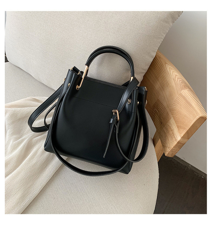 PU-ból készült vödör alakú női válltáska - cipzáras záródás, belső zsebek telefonhoz és személyi igazolványhoz, vállon viselhető