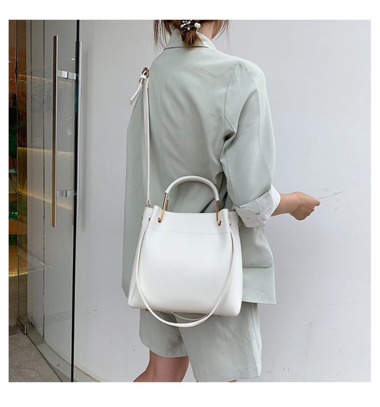 PU-ból készült vödör alakú női válltáska - cipzáras záródás, belső zsebek telefonhoz és személyi igazolványhoz, vállon viselhető