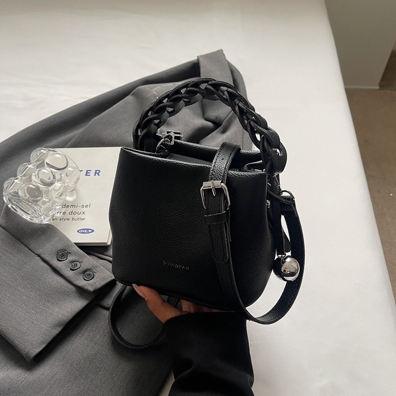 Geantă tip găleată din PU, textură liči, închidere magnetică, buzunar intern cu fermoar și strat intermediar