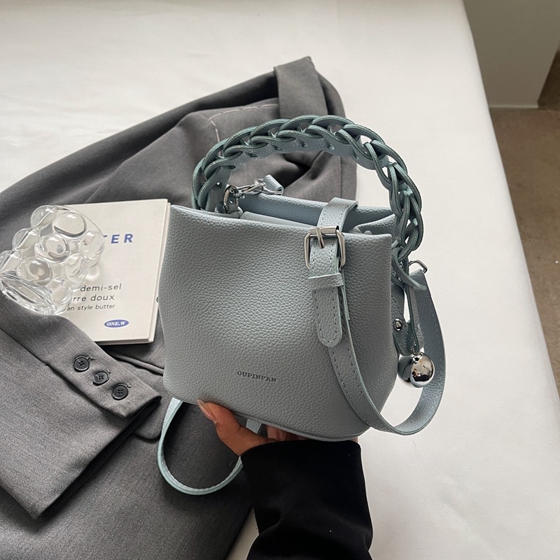 Geantă tip găleată din PU, textură liči, închidere magnetică, buzunar intern cu fermoar și strat intermediar