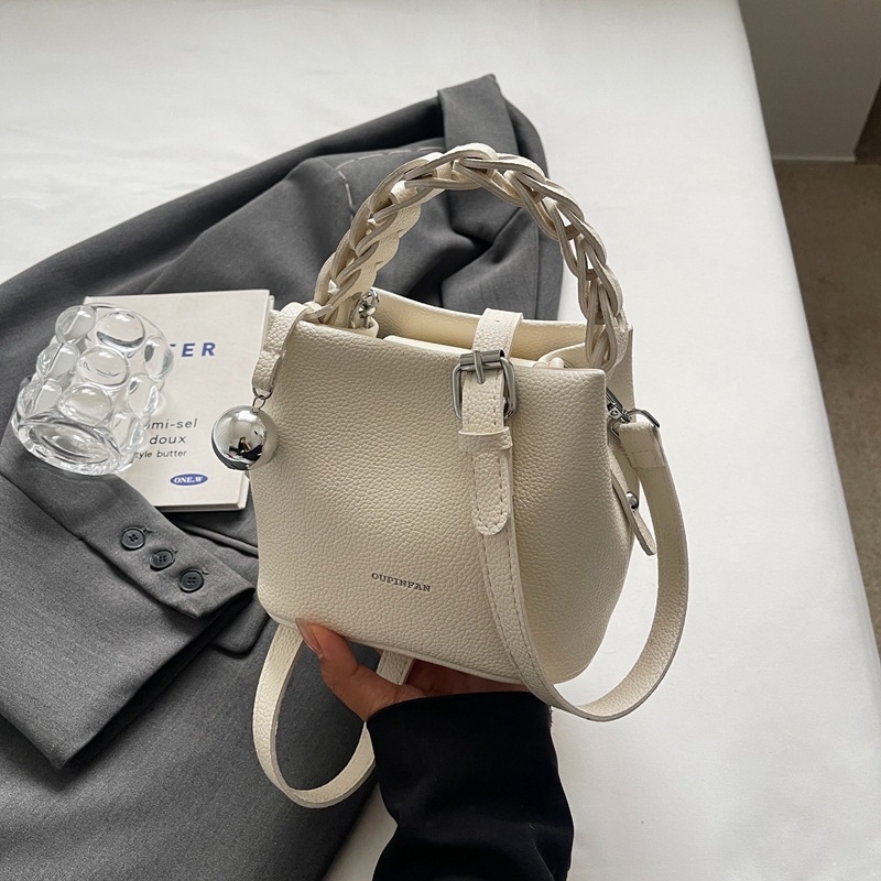 Geantă tip găleată din PU, textură liči, închidere magnetică, buzunar intern cu fermoar și strat intermediar