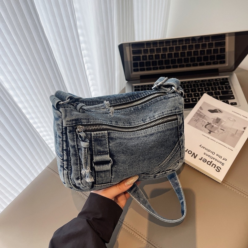 Τσάντα denim για έναν ώμο – αστικό στυλ, κάθετη τετράγωνη μορφή, φερμουάρ, επένδυση πολυεστέρα