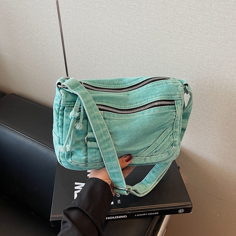 Τσάντα denim για έναν ώμο – αστικό στυλ, κάθετη τετράγωνη μορφή, φερμουάρ, επένδυση πολυεστέρα