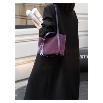 Ženska bucket torba – nubuk kože, zatvaranje bravom, skriveni džep sa zipom, unutarnja podstava, pogodno za slobodno vrijeme