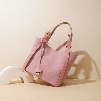 Ženska bucket torba – nubuk kože, zatvaranje bravom, skriveni džep sa zipom, unutarnja podstava, pogodno za slobodno vrijeme