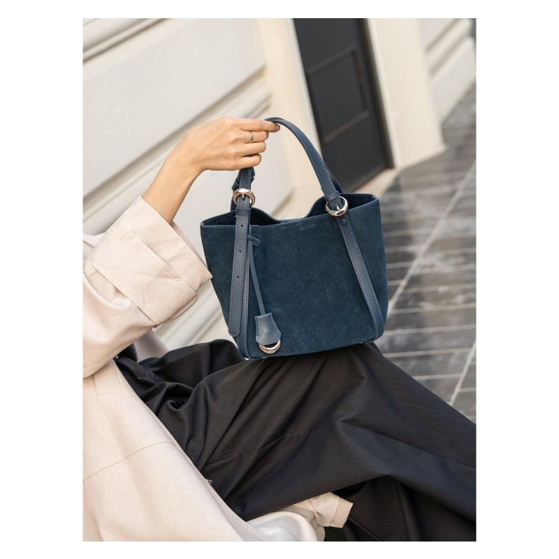Ženska bucket torba – nubuk kože, zatvaranje bravom, skriveni džep sa zipom, unutarnja podstava, pogodno za slobodno vrijeme