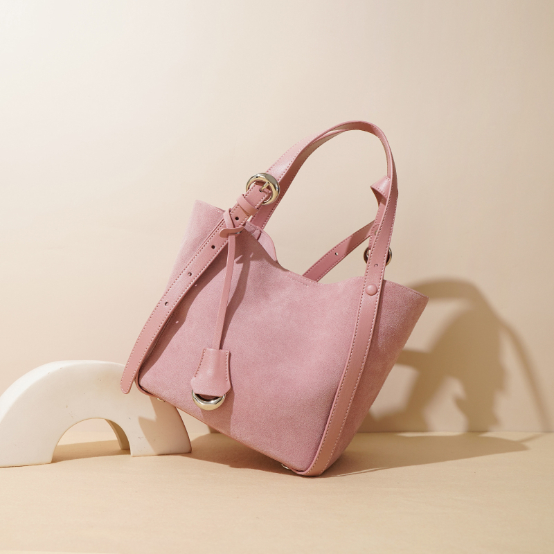 Ženska bucket torba – nubuk kože, zatvaranje bravom, skriveni džep sa zipom, unutarnja podstava, pogodno za slobodno vrijeme