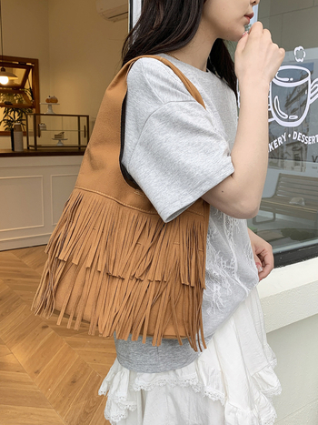 Ženska torbica s resicama – torba tipa kanta, magnetsko zatvaranje, unutarnja džep, poliester, ljeto 2025