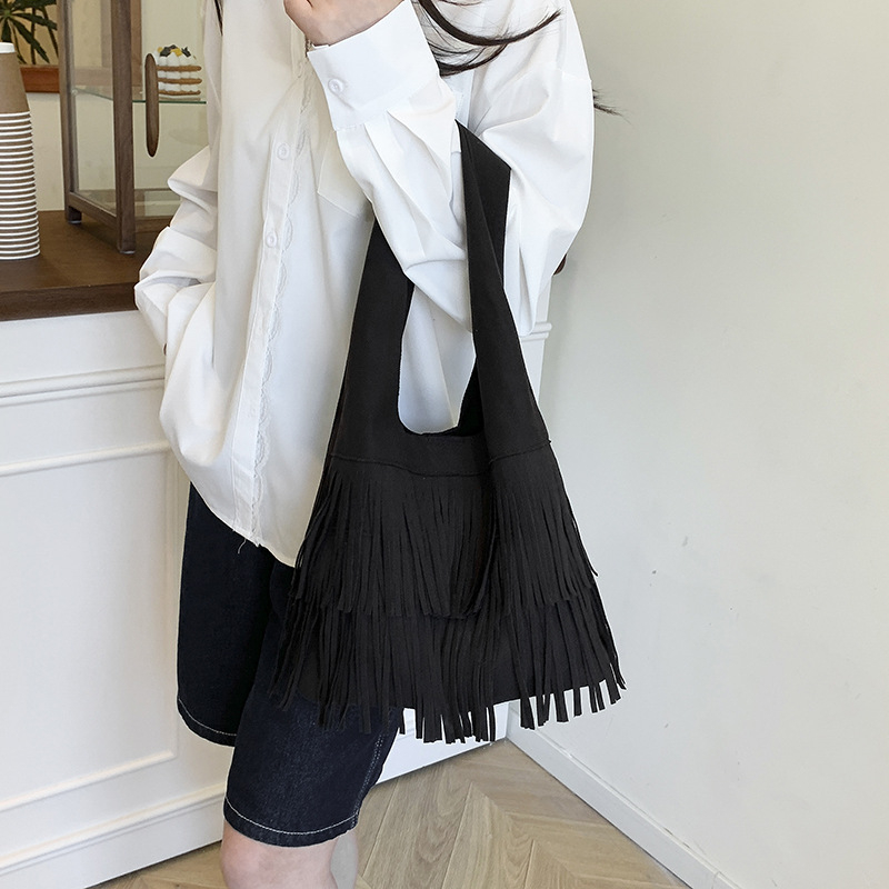 Ženska torbica s resicama – torba tipa kanta, magnetsko zatvaranje, unutarnja džep, poliester, ljeto 2025