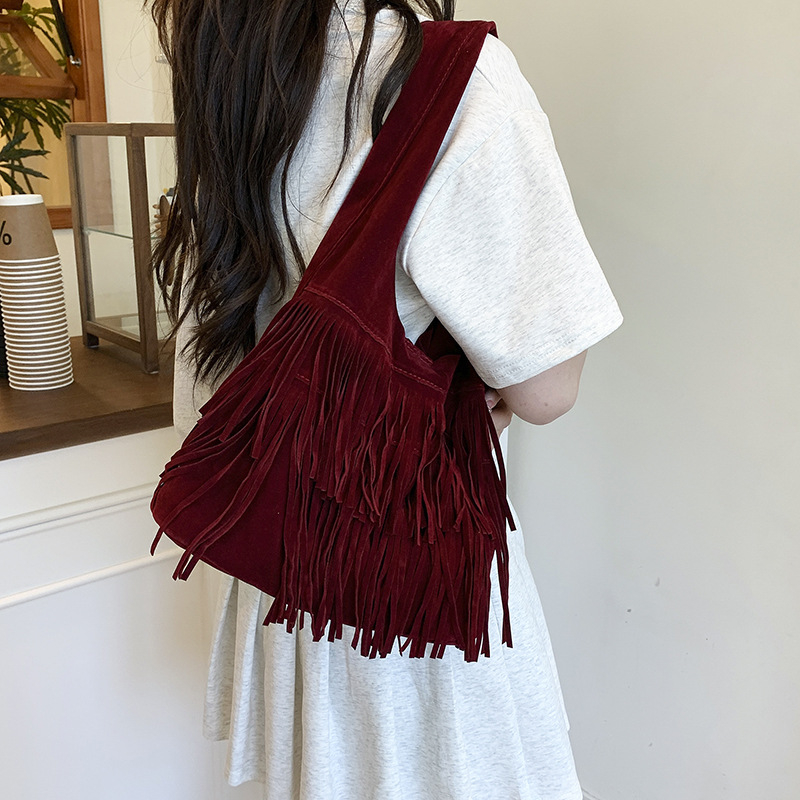 Ženska torbica s resicama – torba tipa kanta, magnetsko zatvaranje, unutarnja džep, poliester, ljeto 2025