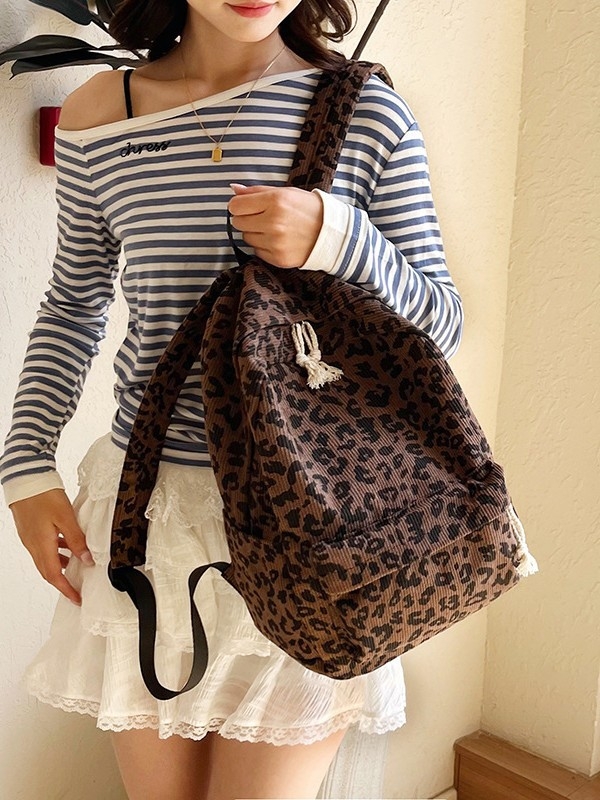 Унисекс раница с леопардов принт, Corduroy материал, 20–35L капацитет, подходяща за 12-инчов лаптоп, извита презрамка