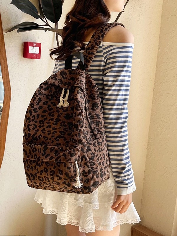 Унисекс раница с леопардов принт, Corduroy материал, 20–35L капацитет, подходяща за 12-инчов лаптоп, извита презрамка