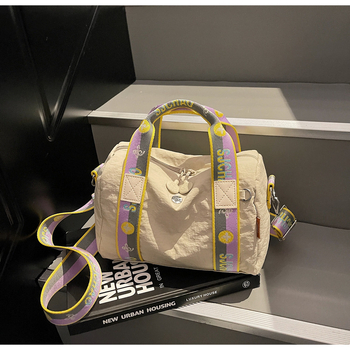 Torba preko ramena u obliku jastuka — gradski stil, najlon materijal, poliesterska podstava, zatvaranje na zip, unutarnja džep na zip