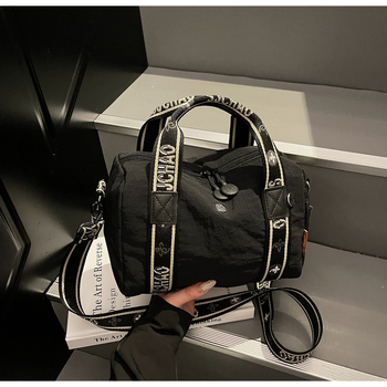 Torba preko ramena u obliku jastuka — gradski stil, najlon materijal, poliesterska podstava, zatvaranje na zip, unutarnja džep na zip