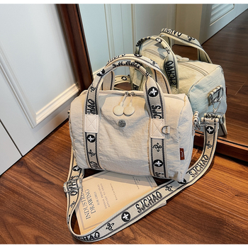 Torba preko ramena u obliku jastuka — gradski stil, najlon materijal, poliesterska podstava, zatvaranje na zip, unutarnja džep na zip