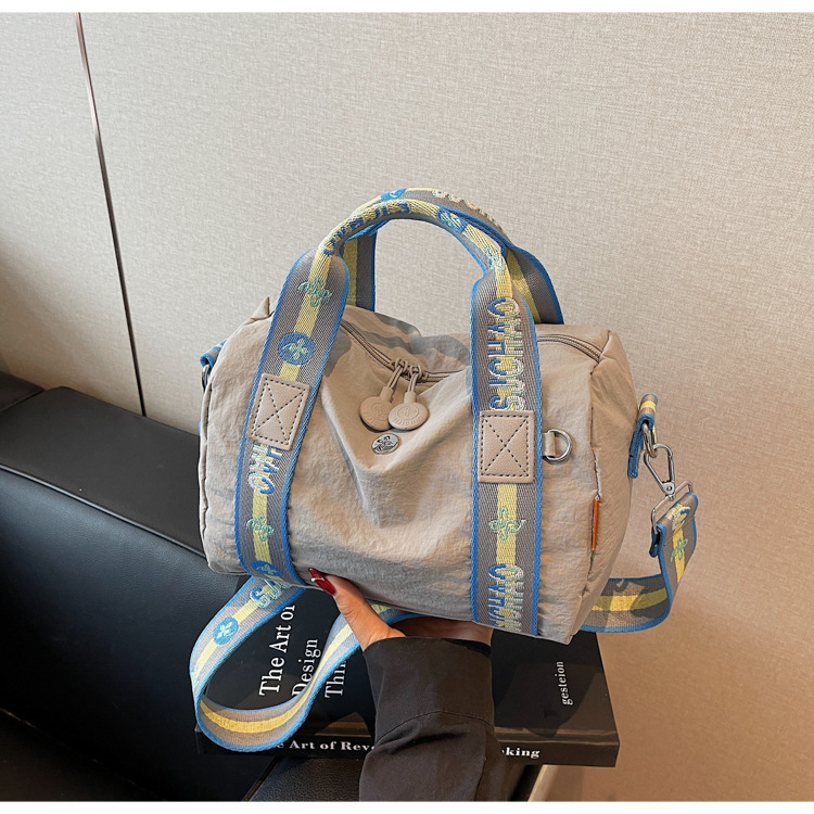 Torba preko ramena u obliku jastuka — gradski stil, najlon materijal, poliesterska podstava, zatvaranje na zip, unutarnja džep na zip