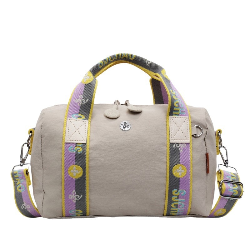 Torba preko ramena u obliku jastuka — gradski stil, najlon materijal, poliesterska podstava, zatvaranje na zip, unutarnja džep na zip